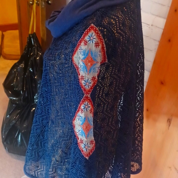 MISSY ROBERTSON BY SOUTHERN FASHION HOUSE CROCHETED NAVY BLUE PONCHO PATCHES EUC - Picture 4 of 6